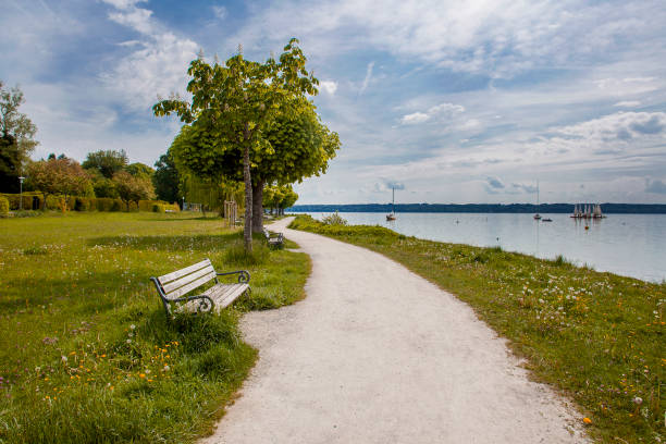 blick auf die starnberger seepromenade, bayern, deutschland - seepromenade stock-fotos und bilder