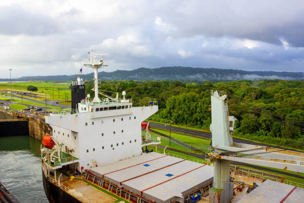 blick auf den panamakanal vom kreuzfahrtschiff - gatun stock-fotos und bilder