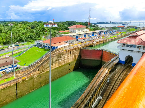 blick auf den panamakanal vom kreuzfahrtschiff - gatun stock-fotos und bilder