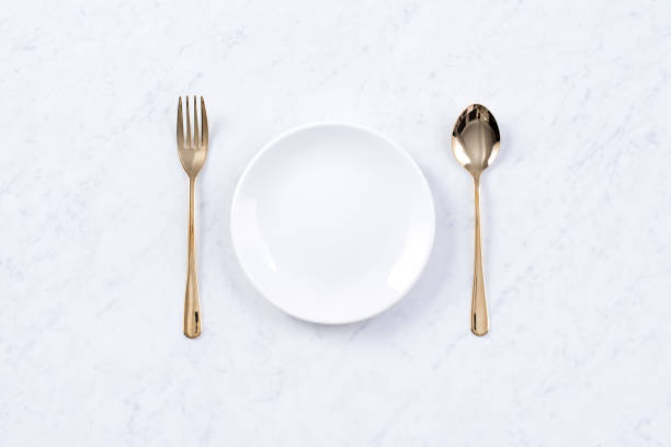 koncepcja projektu walentynki - romantyczny zestaw naczyń talerzowych ze złotą wstążką na świąteczny posiłek w restauracji promo - spoon napkin silverware white zdjęcia i obrazy z banku zdjęć