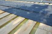 installation-von-metalldachziegeln-dachkonstruktion-mit-metalldachblechen.jpg?b=1&s=170x170&k=20&c=K6kAGbVCTVJDU1jChAiGmHmojwX2T6vbs2-P0nvOuc0=