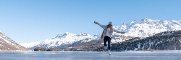 일몰에 얼어 붙은 호수에서 젊은 여자 아이스 스케이팅 - graubunden canton lake water travel destinations 뉴스 사진 이미지