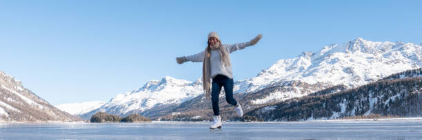 młoda kobieta na łyżwach na zamarzniętym jeziorze o zachodzie słońca - snowshoeing snowshoe women shoe zdjęcia i obrazy z banku zdjęć