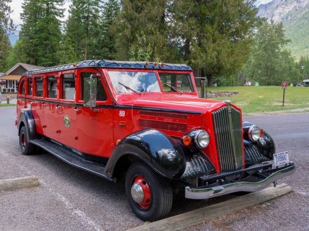 ônibus de turismo vintage red no glacier national park montana - us glacier national park montana bus park - fotografias e filmes do acervo