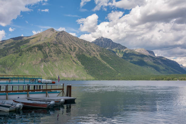 lake mcdonald - largest lake in glacier national park. it is located in flathead county in the u.s. state of montana. - montana mountain mcdonald lake us glacier national park imagens e fotografias de stock