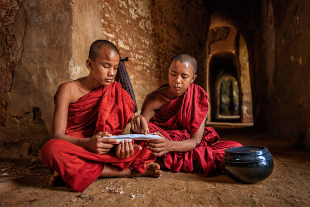 미얀마 사원 내부를 고민하는 초보 승려 - buddhism monk book zen like 뉴스 사진 이미지