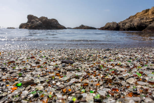 стеклянный пляж - это пляж, примыкающий к государственному парку маккеррихер недалеко от форт-брэгга, штат калифорния, который изобилует мо - sonoma county california coastline northern california стоковые фото и изображения