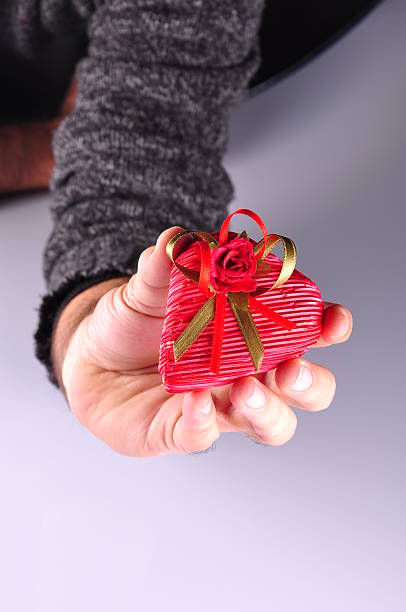 en forma de corazón de regalos - possing love passion romance fotografías e imágenes de stock