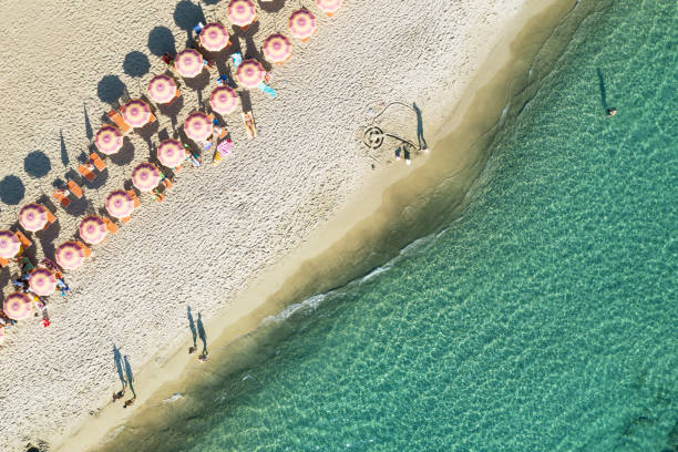 luftaufnahme des strandes in italien mit sonnenschirmen - sea summer umbrella beach stock-fotos und bilder