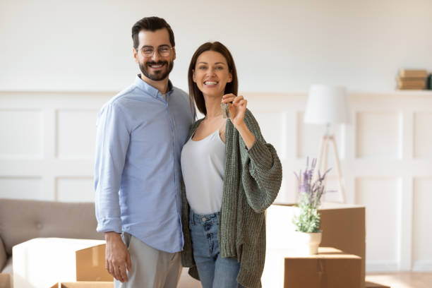 retrato de pareja feliz mostrar llaves de la casa en movimiento juntos - common family new togetherness fotografías e imágenes de stock