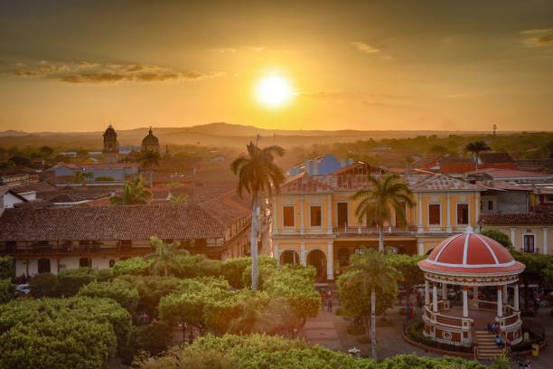 尼加拉瓜格拉納達上空的日落 - 尼加拉瓜 個照片及圖片檔