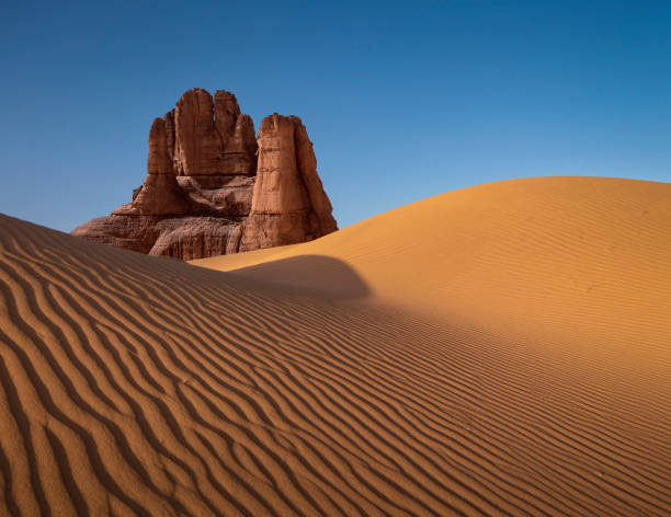 砂漠砂丘形成 - cloud formation ストックフォトと画像