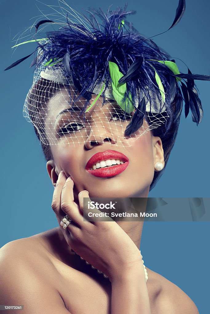Красивая молодая женщина в шляпе с вуалью - Стоковые фото Африканская этническая группа роялти-фри