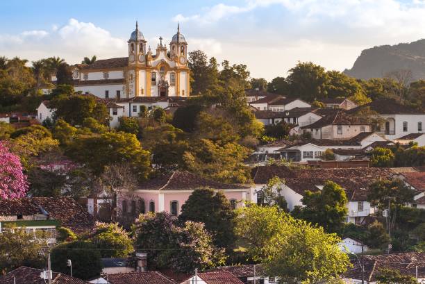 vista parcial da cidade histórica de tiradentes, minas gerais, brasil. - building exterior local landmark famous place outdoors - fotografias e filmes do acervo