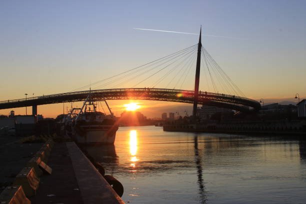 ponte del mare von pescara bei sonnenuntergang - pescara stock-fotos und bilder