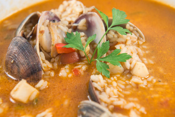 um prato de arroz espanhol com moluscos - vegetação mediterranea - fotografias e filmes do acervo