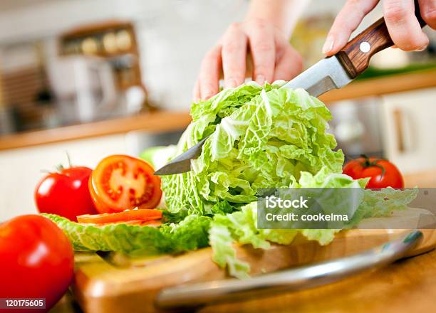 Foto de Mãos Legumes De Corte Mulher e mais fotos de stock de Adulto - Adulto, Alface, Alimentação Saudável