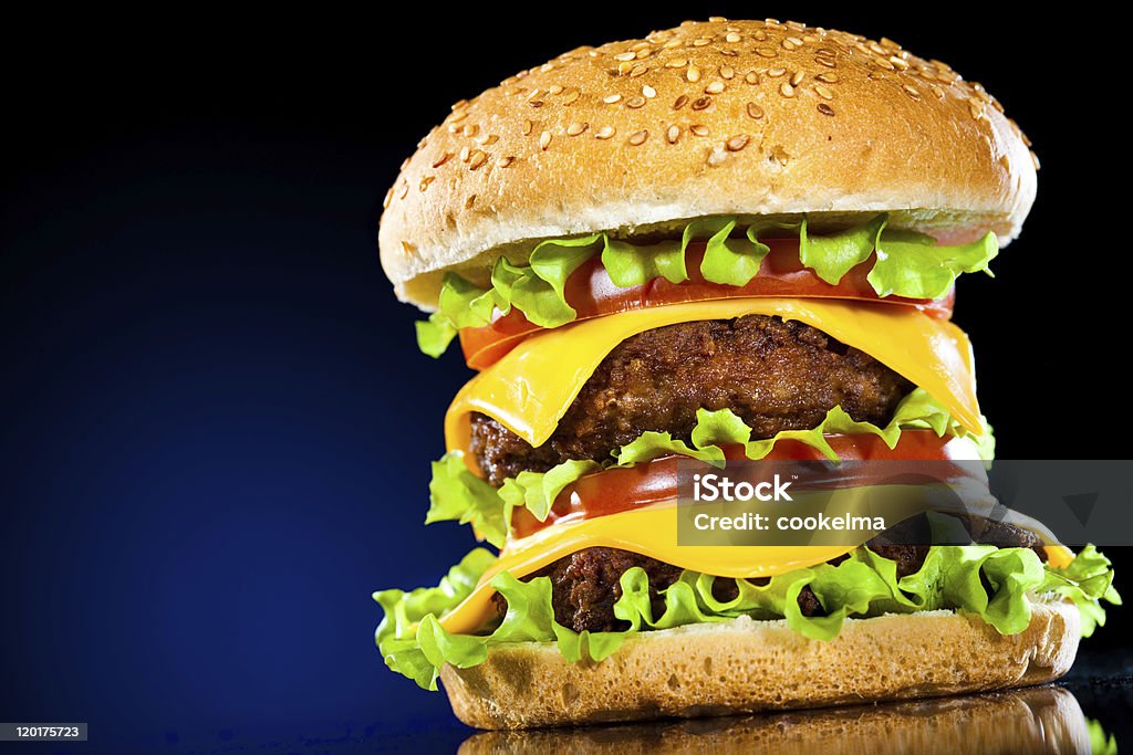 Ottimo e appetitosi hamburger di manzo su un blu Malinconica - Foto stock royalty-free di Alimentazione non salutare