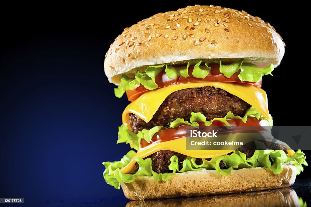 Smaczny hamburger i pobudzającymi na mocno blue - Zbiór zdjęć royalty-free (Bez ludzi)