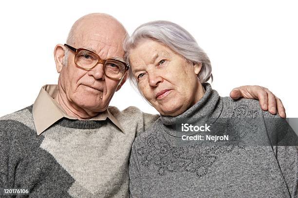 Zdjęcie Szczęśliwy Starsza Para Obejmując Sobą - zdjęcia stockowe i więcej obrazów Aktywni seniorzy - Aktywni seniorzy, Codzienne ubranie, Człowiek dojrzały