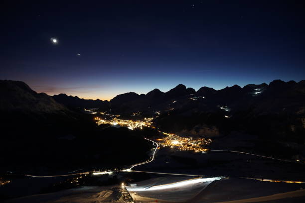 samedan ao amanhecer - mountain night switzerland engadine - fotografias e filmes do acervo