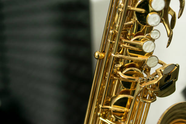 glänzende perleneines goldenes saxophon, nahaufnahme des körpers des hölzernen musikinstruments mit seinen öffnungs- und schlussstäben - musical instrument close up wind instrument brass instrument stock-fotos und bilder