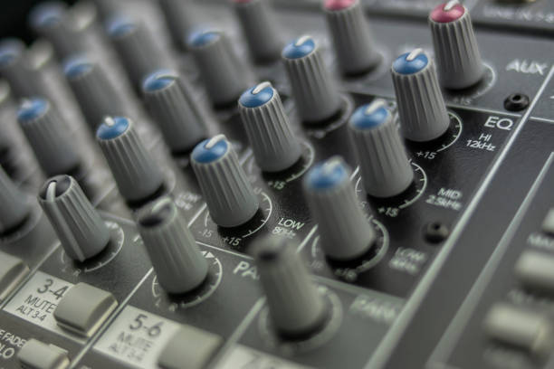 boutons d’égaliseur d’une console de mixage audio dans un studio professionnel de musique tout en enregistrant et produisant un disque - recording studio sound recording equipment record interconnect photos et images de collection