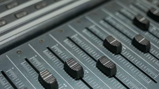 fader eines soundmixers. eine professionelle tonstudio midi-konsole - faders stock-fotos und bilder