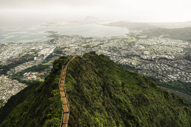 espectacular vista de mal humor de la escalera al cielo (haiku escaleras) caminata. - escalera hacia el cielo fotografías e imágenes de stock