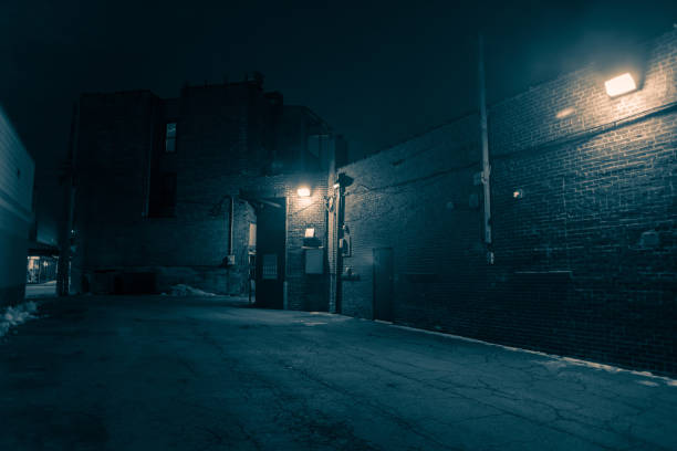 calle urbano oscuro y espeluznante por la noche - callejuela fotografías e imágenes de stock