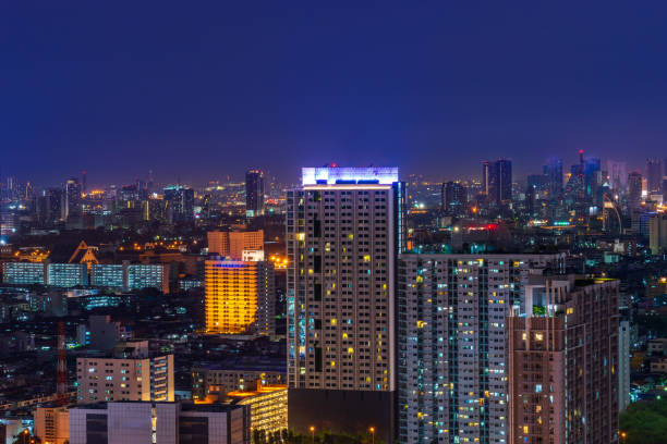 живописный городской пейзаж на skyling с сумерками фон времени - downtown manhattan фотографии стоковые фото и изображения