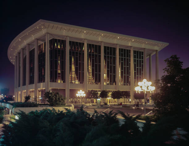 vista nocturna de dorothy chandler pavilion, los angeles, california 1966 - dorothy fotografías e imágenes de stock