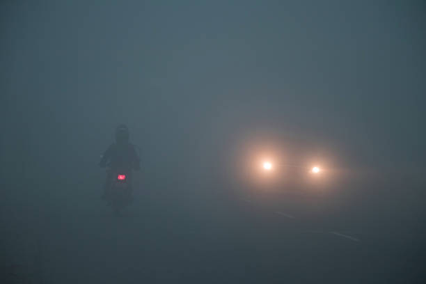 인도 북부 고속도로에서 겨울 철에 안개 - fogs 뉴스 사진 이미지