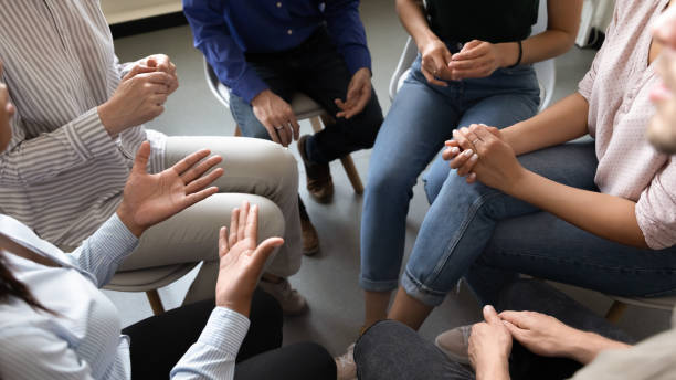 personas que participan en actividades de sesiones de teambuilding o rehabilitación corporativas - mental abuse fotografías e imágenes de stock