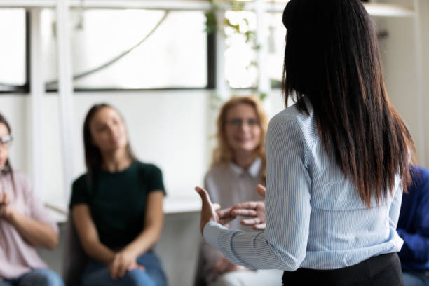 il personale aziendale si è riunito ascoltando il business coach al seminario - piccolo gruppo di persone foto e immagini stock