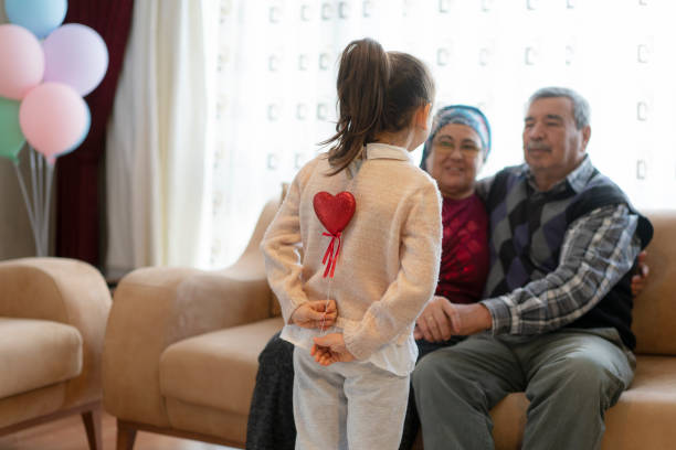 милая маленькая девочка празднует день святого валентина - grandparent grandfather granddaughter little girls стоковые фото и изображения