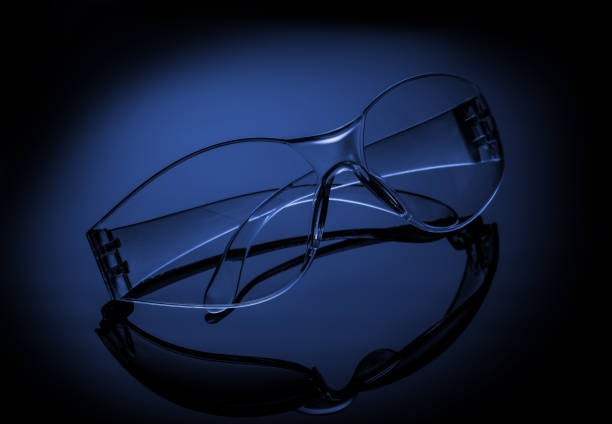 lunettes de sécurité - plexi glass science technology healthcare and medicine photos et images de collection