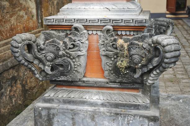 ornamentos de elefante de pedra esculpidos em um templo em bali indonésia - stone statue animal imitation asia - fotografias e filmes do acervo