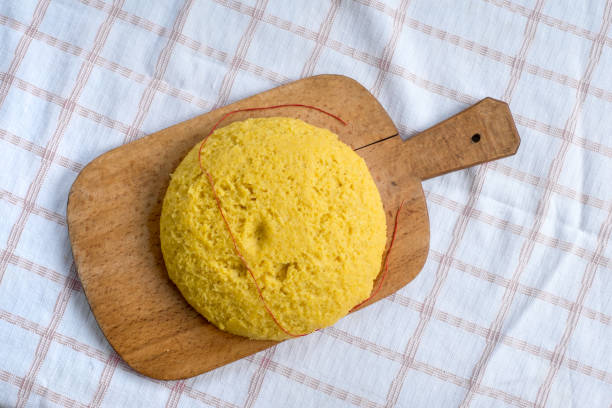 polenta quente vapor em uma velha tábua de madeira - polenta cooking food spoon - fotografias e filmes do acervo