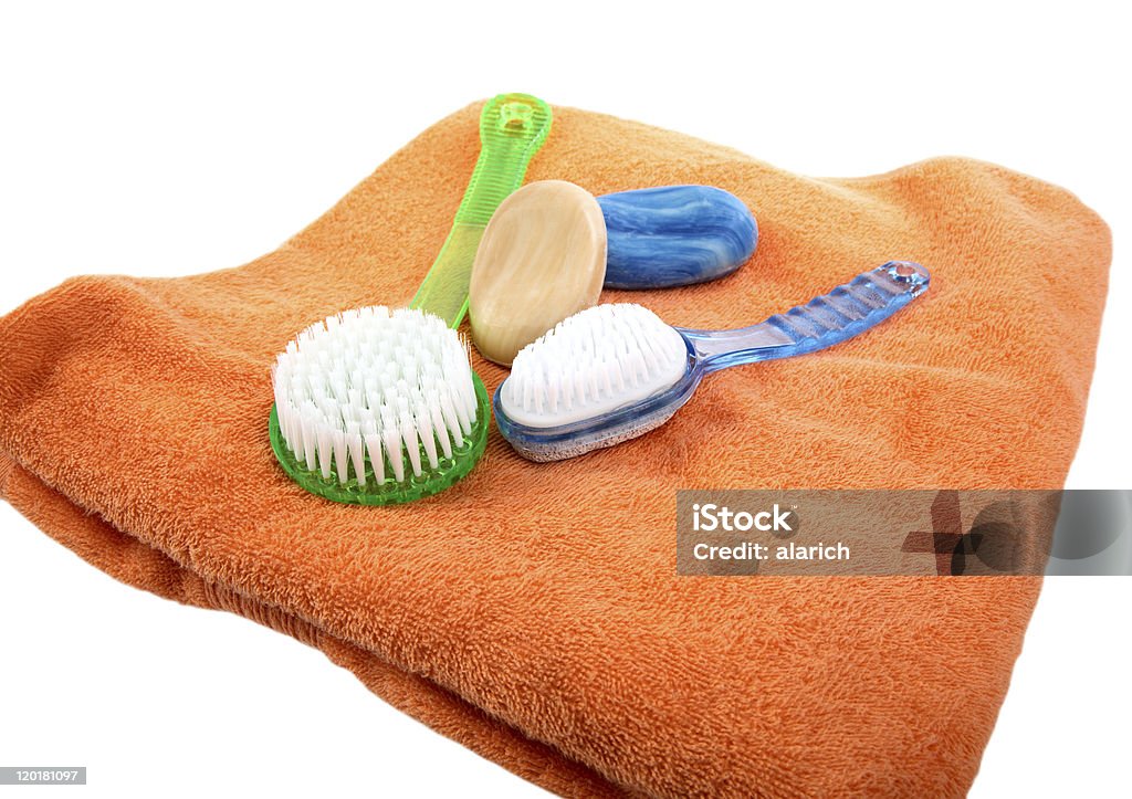 Lavabo de baño de toalla y cepillos de jabón - Foto de stock de Agua descendente libre de derechos