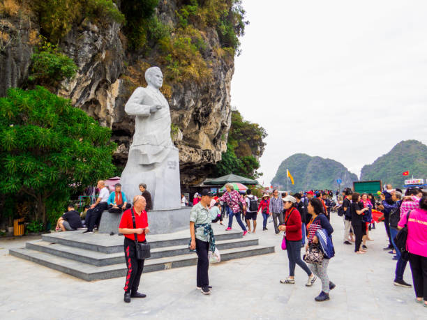 pomnik ghermana titova, ti top island, zatoka halong, wietnam - halong bay vietnam bay cruise zdjęcia i obrazy z banku zdjęć