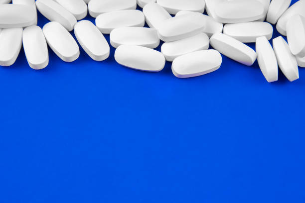 青い背景コピースペースの医療薬、モックアップ - perscription capsule frame pill ストックフォトと画像