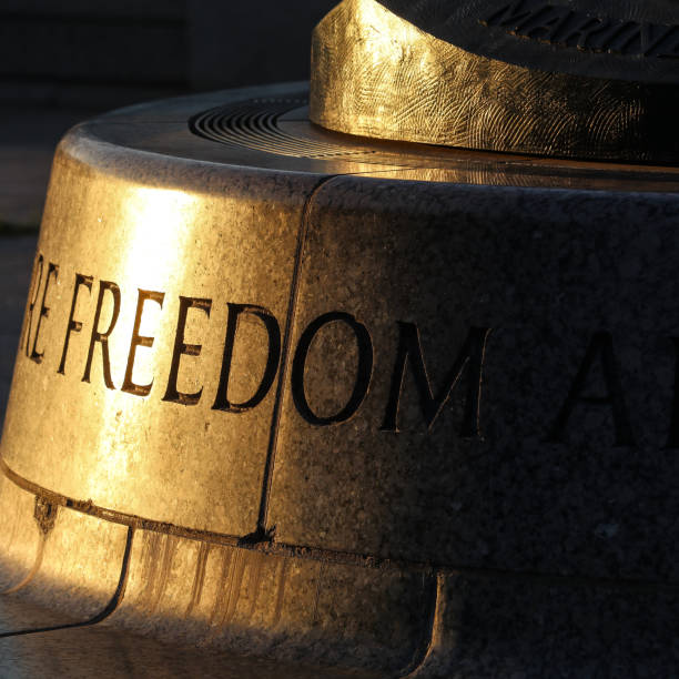 自由は自由ではない - washington dc world war ii memorial armed forces ストックフォトと画像