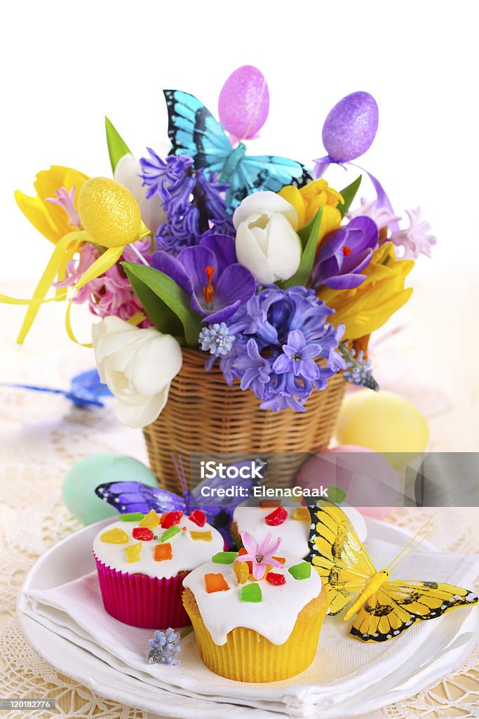 Pascua arreglo de hyacinths, tulipanes y cupcakes - Foto de stock de Amarillo - Color libre de derechos