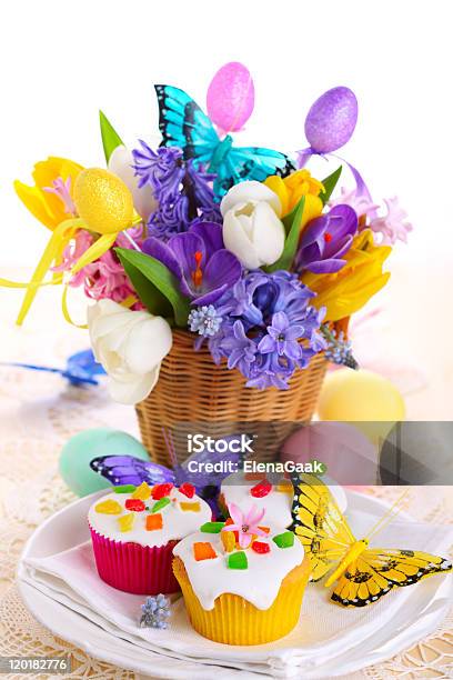 Pascua Arreglo De Hyacinths Tulipanes Y Cupcakes Foto de stock y más banco de imágenes de Amarillo - Color - Amarillo - Color, Arreglo, Azafrán - Familia del Iris