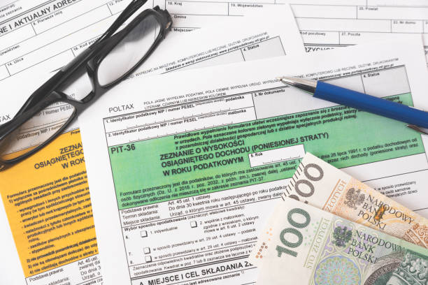 ポーランドの税フォーム。金融、税収コンセプト - money pit ストックフォトと画像