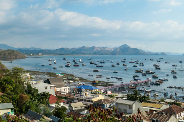 labuan bajo - blick auf den hafen von einem hügel über - labuanbajo stock-fotos und bilder