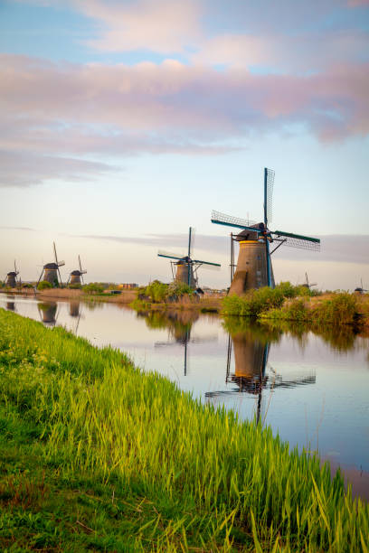 moinhos de vento em kinderdijk - polder windmill space landscape - fotografias e filmes do acervo