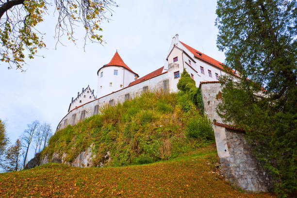 ドイツの福センにある高い城の足場。 - allgau city bavaria altstadt ストックフォトと画像