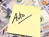 amerikanisches-geld-und-gelbe-haftnote-mit-text-auto.jpg?b=1&s=170x170&k=20&c=H84sO6O_kVGs5-_w7iZsc74_b9V6Kr7Tyji4pL02vew=